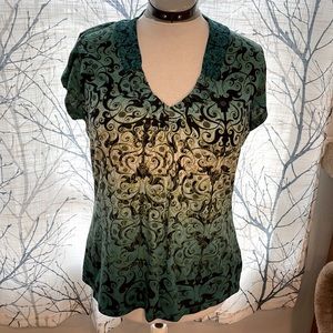 Liz Claiborne women’s size L v neck short sleeve tee. Gathered neckline.